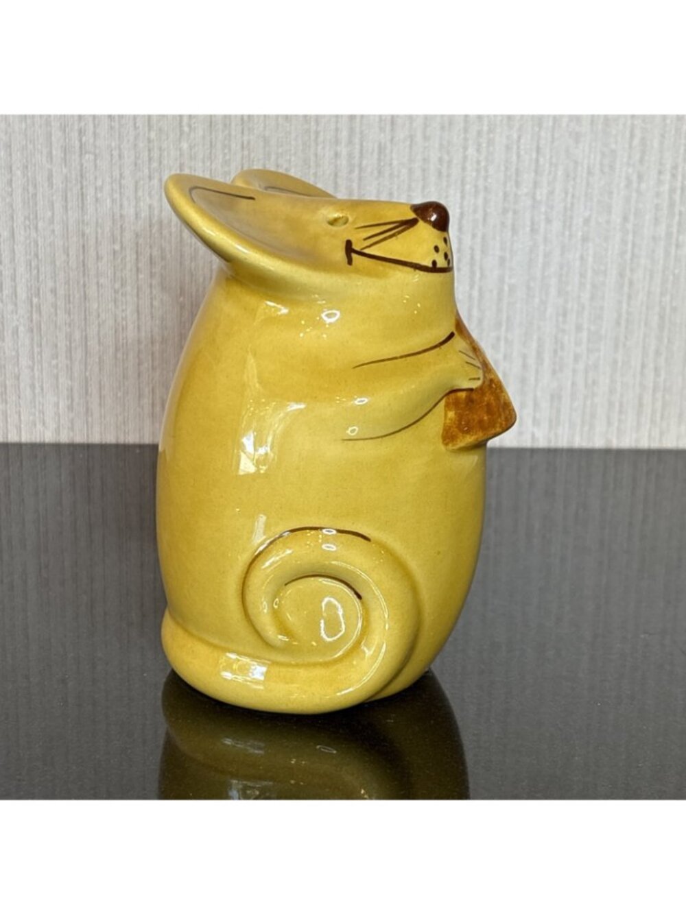 Vintage Gustin Mouse Parmesan Cheese Shaker Cheese Wedge Yellow Pottery Ceramic - Picture 3 of 9